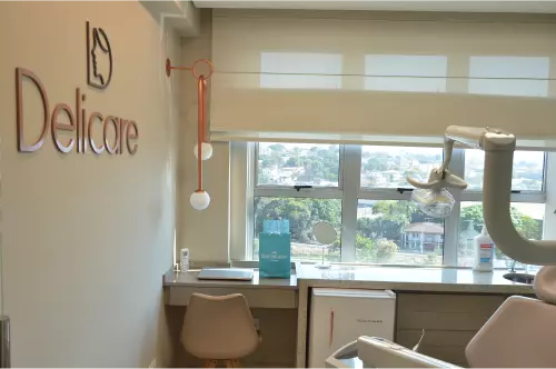 Consultório da Delicare com janela e cadeira odontológica