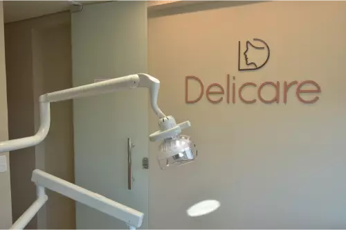 Consultório odontológico da Delicare com refletor e equipamentos