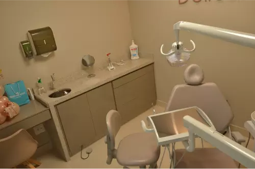 Consultório odontológico da Delicare em Betim, com cadeira e bancada