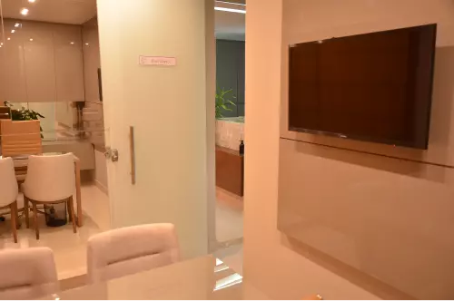 Corredor interno da clínica Delicare com porta de vidro