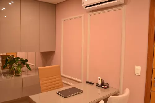 Sala de atendimento da Delicare com mesa e cadeiras